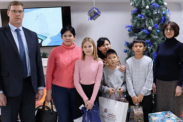 Депутаты доставили подарки 